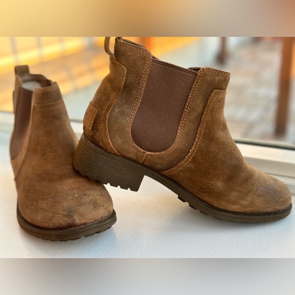 Ugg Chelsea Boots - Picture 5 of 7